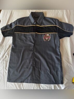 Men's large  Short-Sleeve Deadwood South Dakota  with Embroidered Crest shirt.